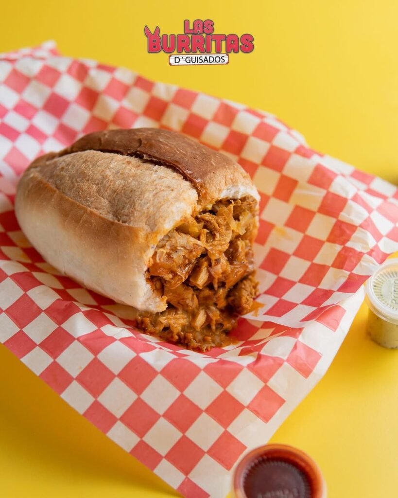 Bolillo relleno con guisado de carne deshebrada