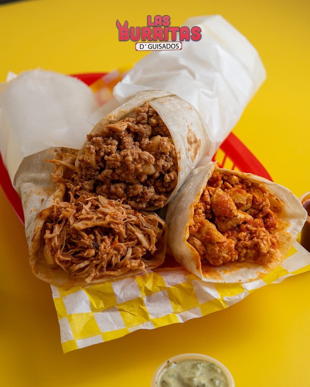 Tres burritos de guisado en tortilla de harina de 30 cm